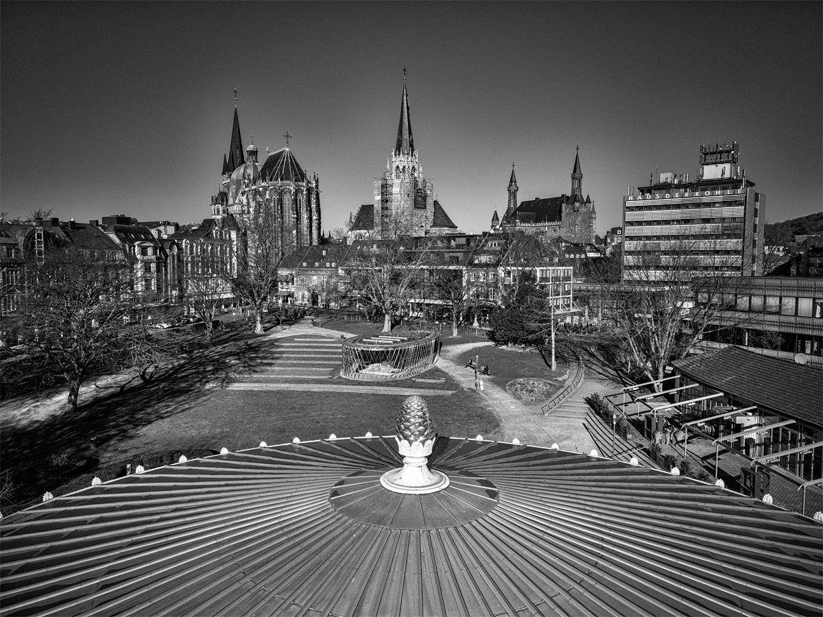 Blick über den Elisenbrunnen auf Dom, St. Foillan und Rathaus.