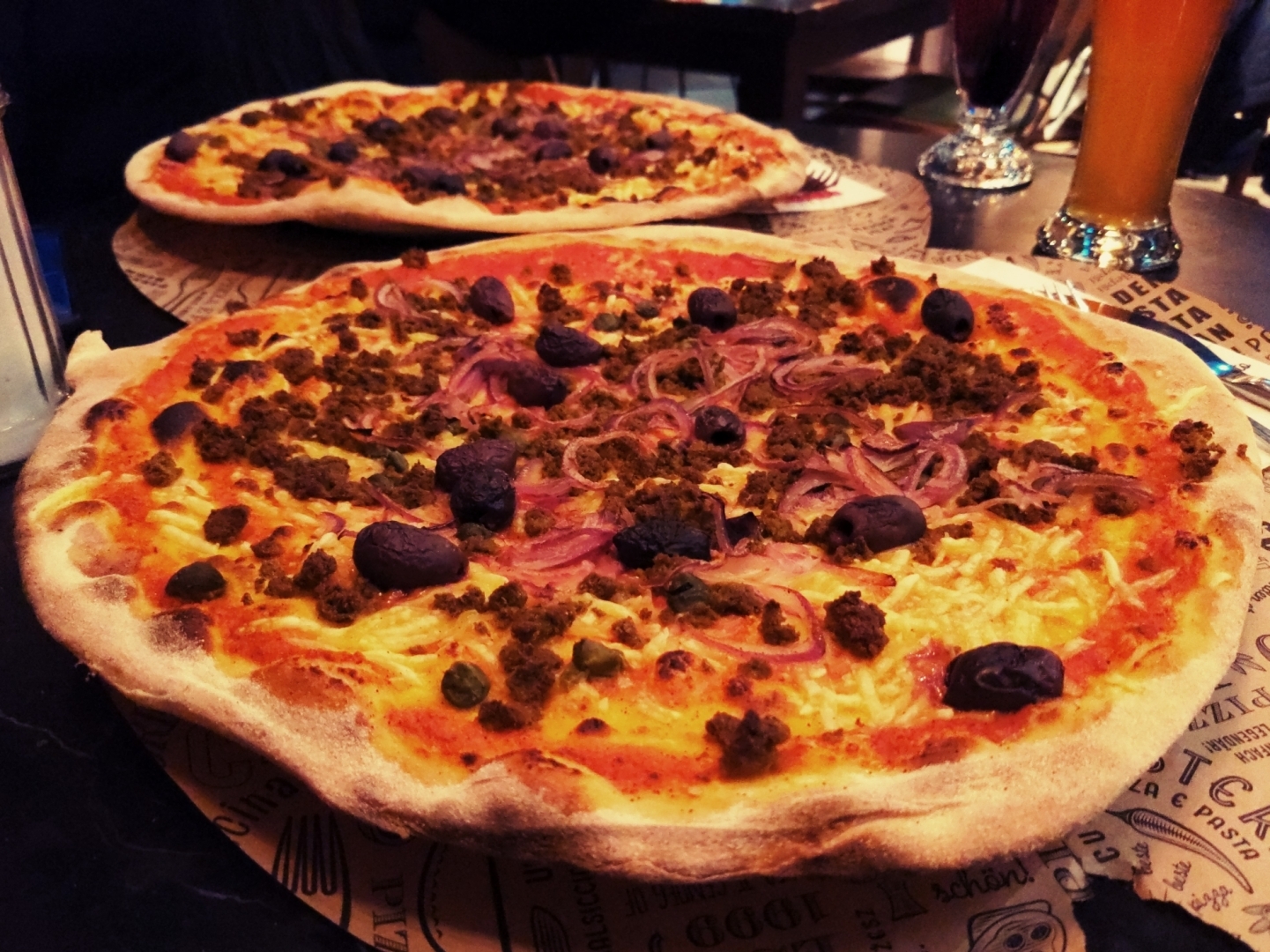 PIZZA TU-NAH CIPOLLA
Pizza mit Tomatensauce, veganem Pizzaschmelz, veganer Thunfisch-Alternative auf Basis von Meeresalgen und Ackerbohnenprotein mit Oliven, roten Zwiebeln und Kapern