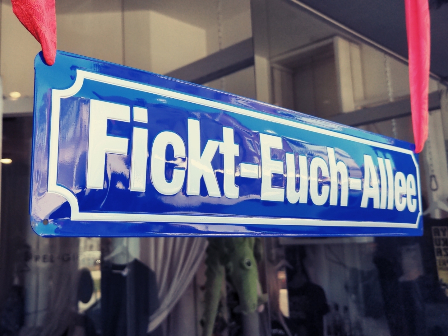 Straßenschild als Deko "Fickt-Euch-Allee"
