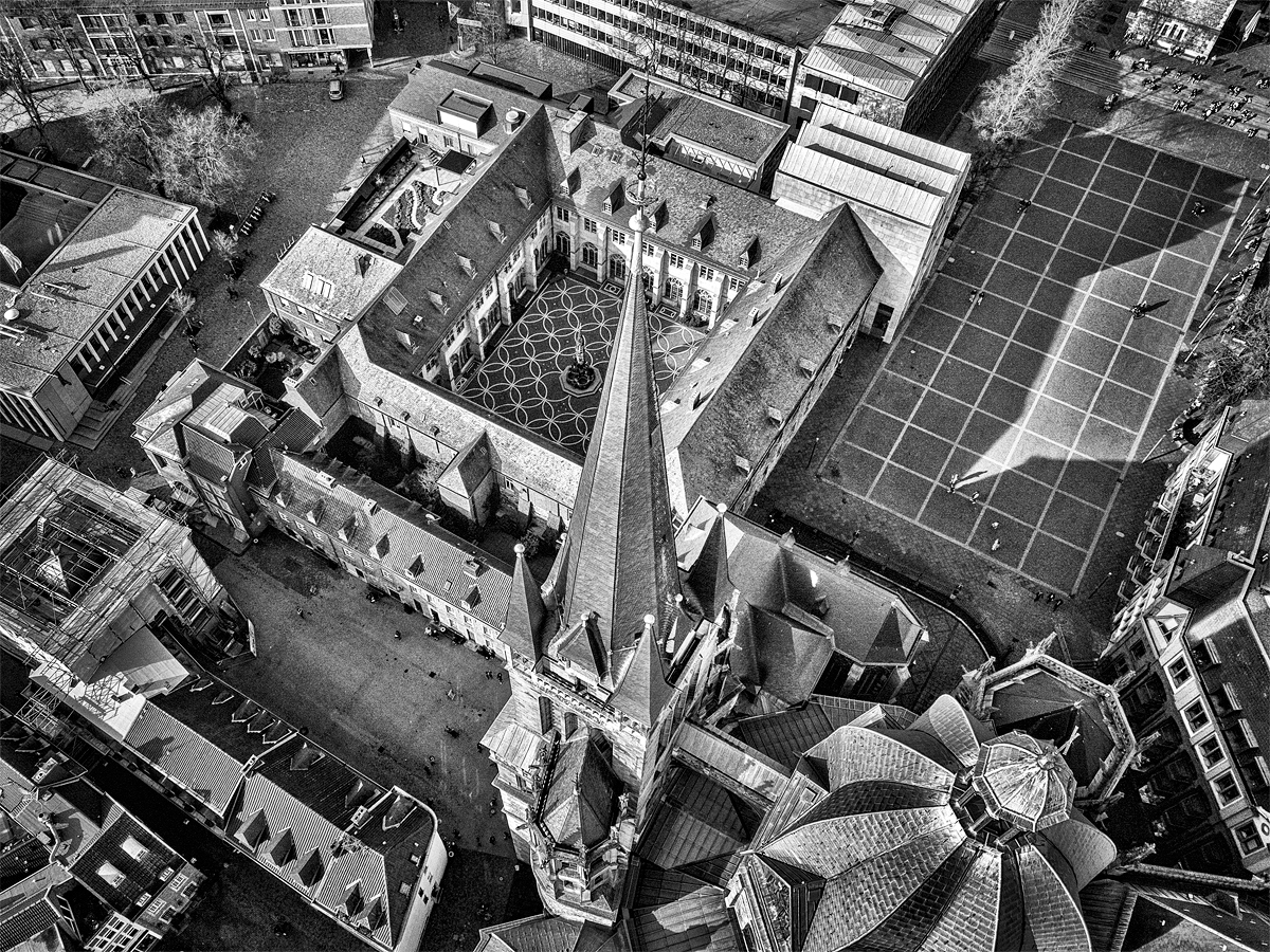Drohnenaufnahme in Schwarzweiß. Aachener Dom und Domschatzkammer.