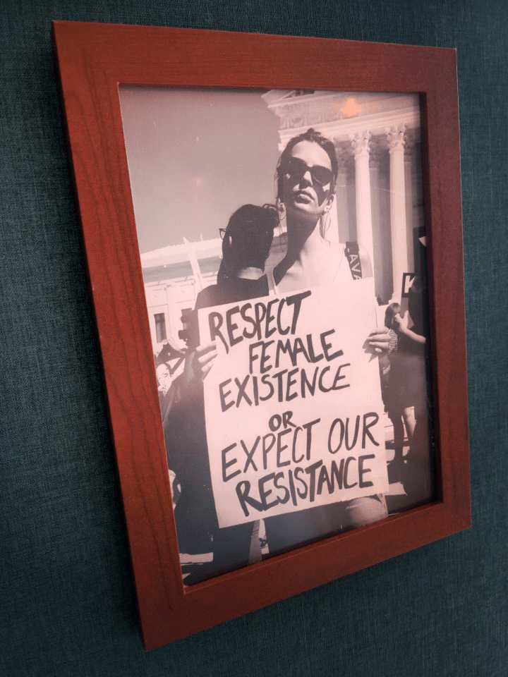 Foto einer Demonstrantin mit einem Schild.
"Respect female existence or expect our resistance"