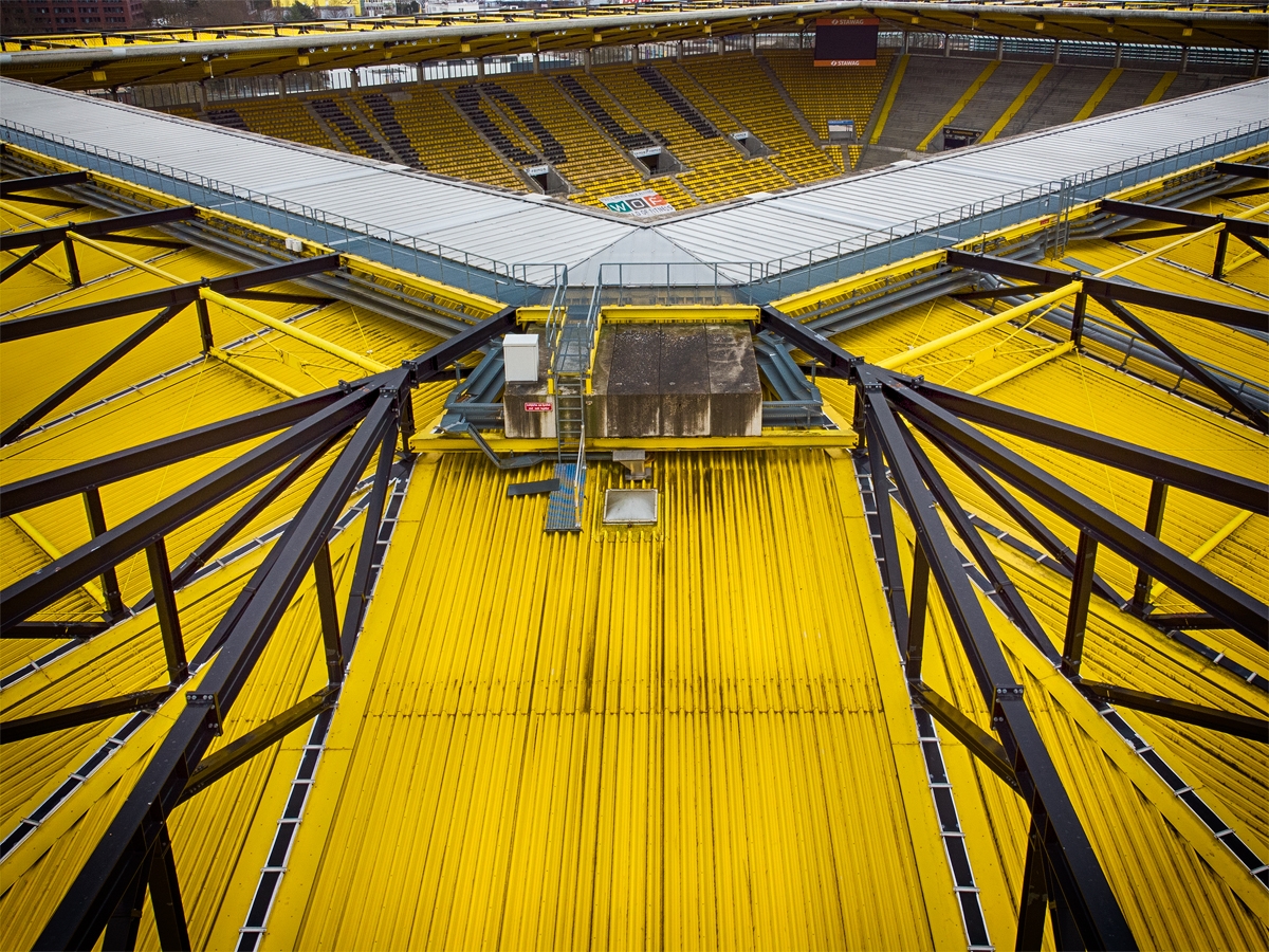 Drohnenaufnahme eines Stadiondaches.