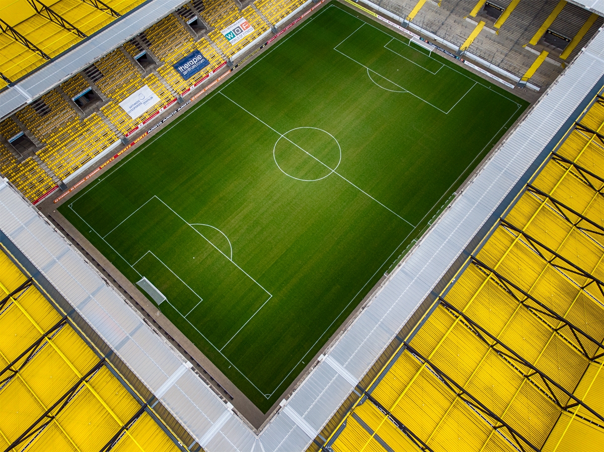 Blick von oben ins das Fußballstadion am Tivoli.