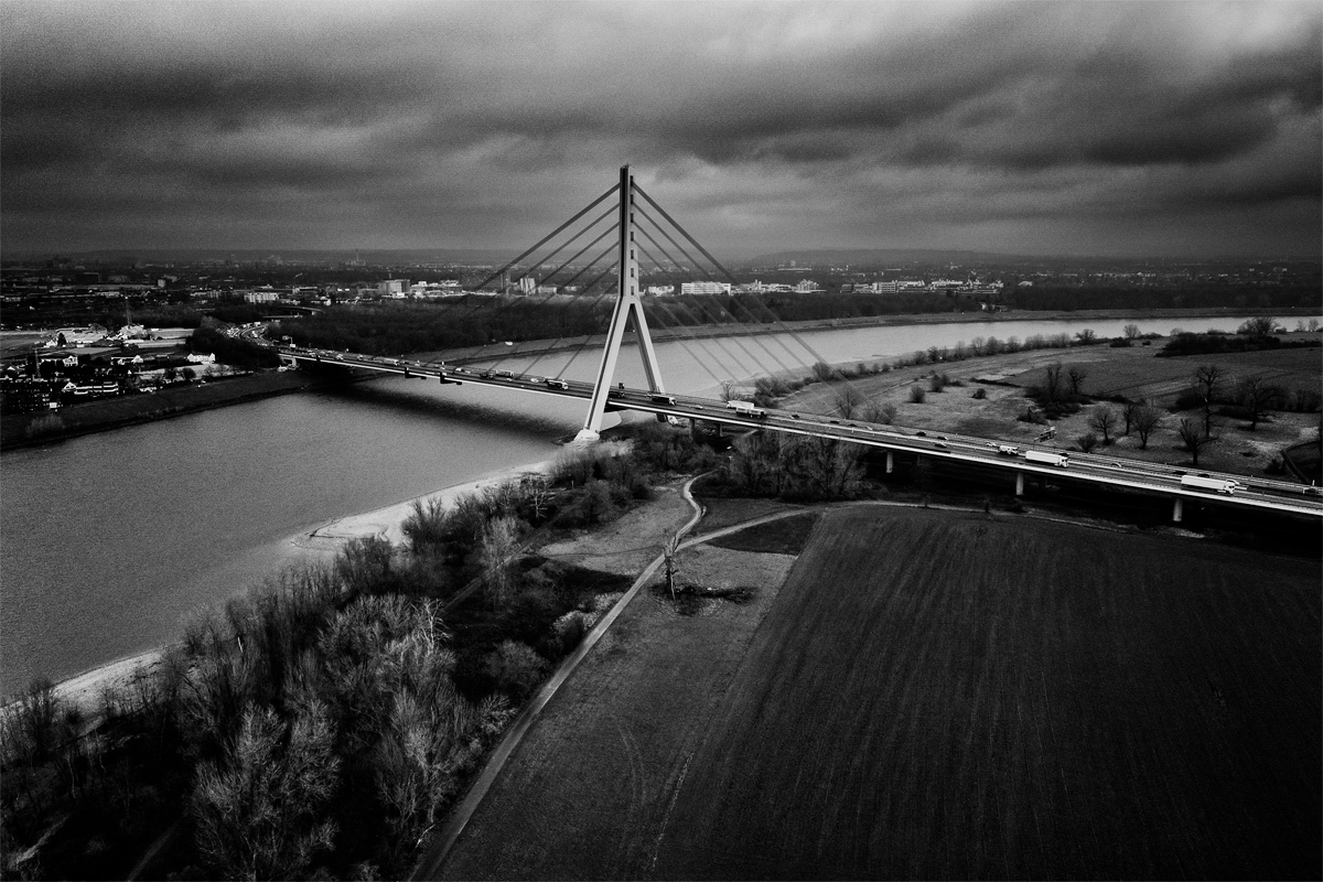 Drohnenaufnahme des Rheins und der Fleher Brücke