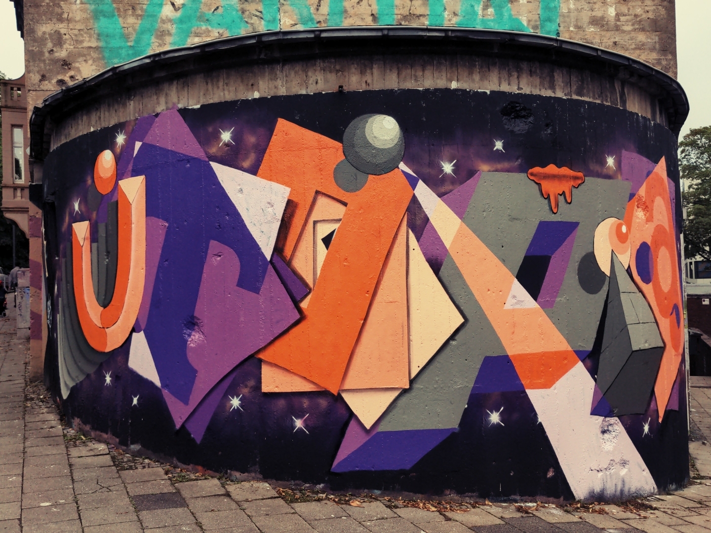 Graffiti an einer Hauswand.