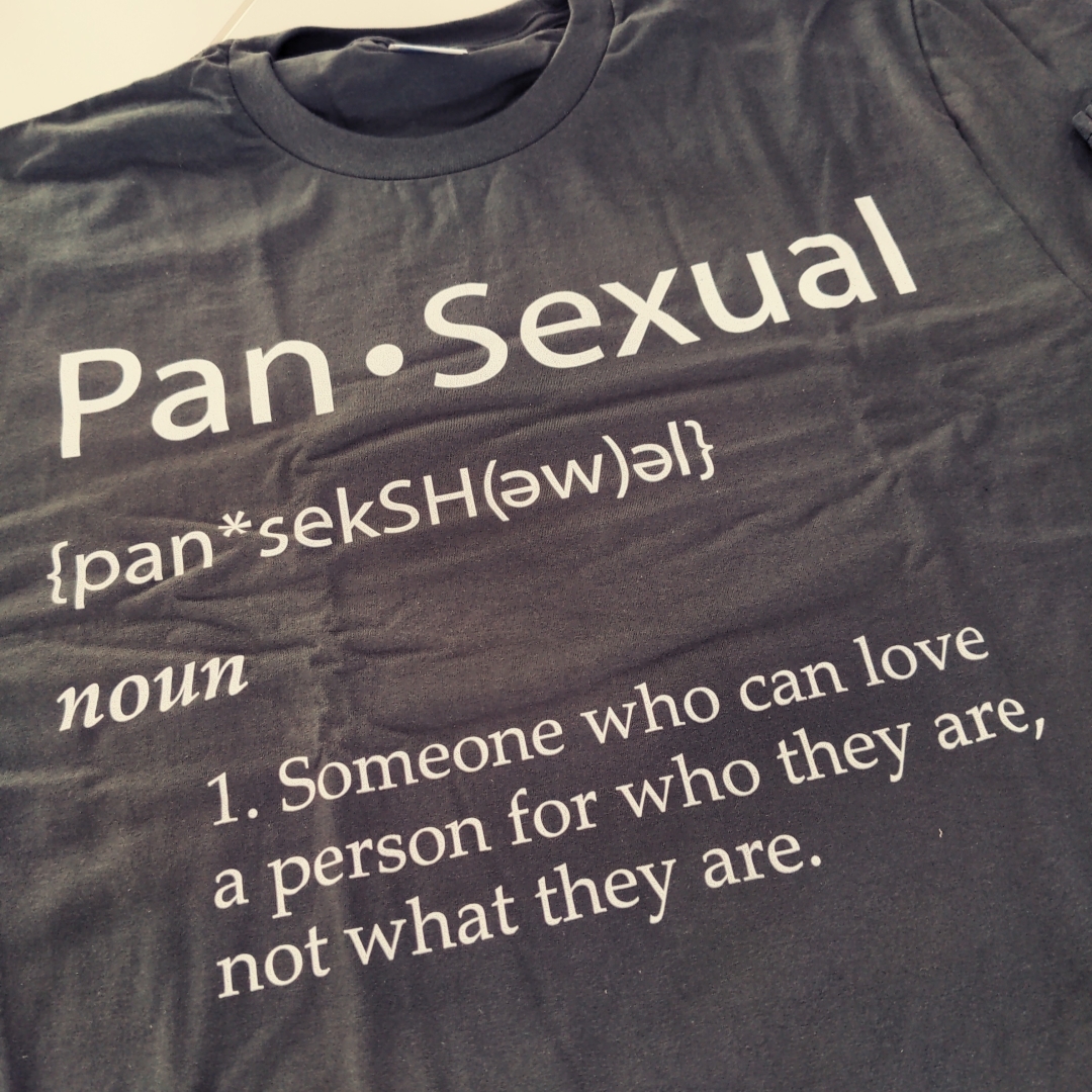 T-Shirt mit einem Aufdruck zum Thema Pansexualität.