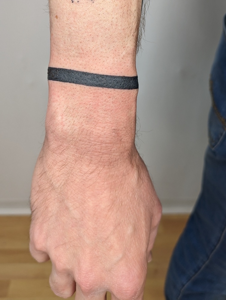 Frisches Armbandtattoo.