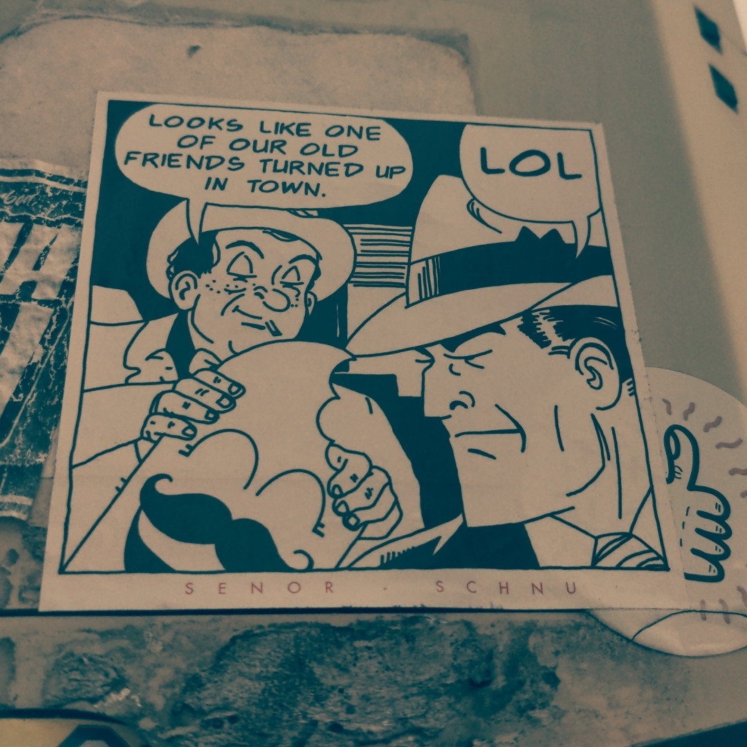 Aufkleber mit Comiccharakteren im Stile alter Kriminalgeschichten.