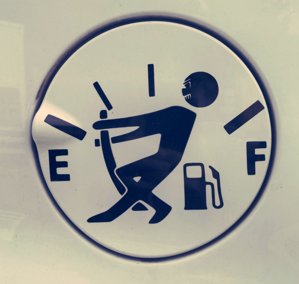 Sticker auf dem Tankdeckel eines Kleinwagens.