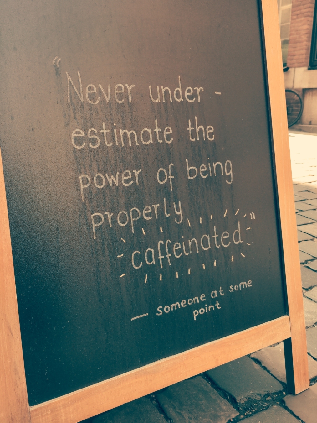 Kreideschrift auf einer Tafel.
"Never underestimate the power of being properly caffeinated"