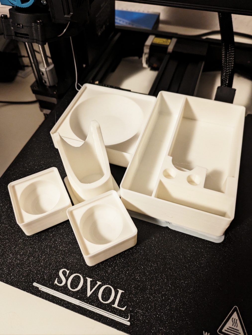 Diverse Objekte auf einem 3D-Drucker.