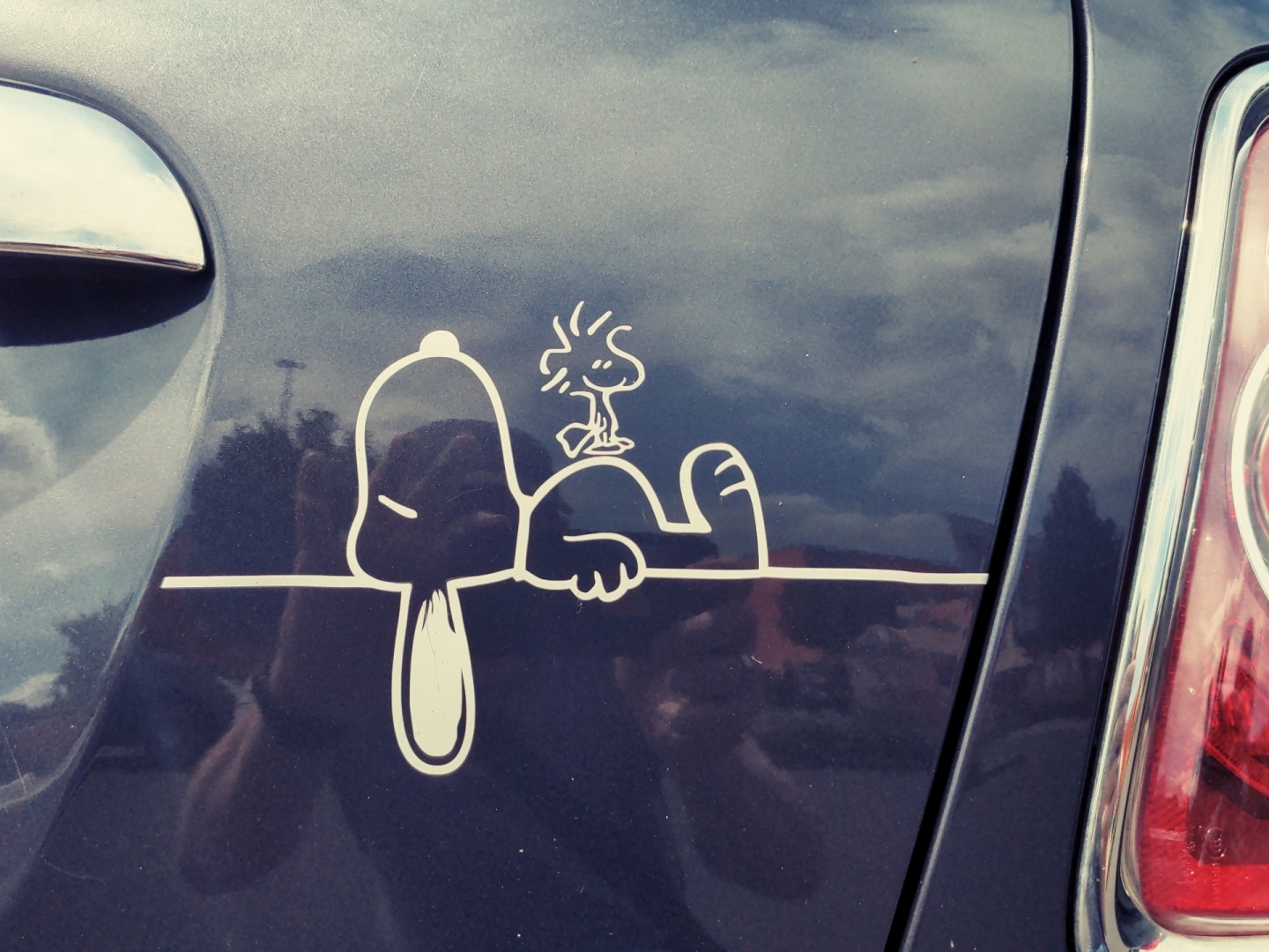 Aufkleber auf einem Auto: Snoopy & Woodstock.