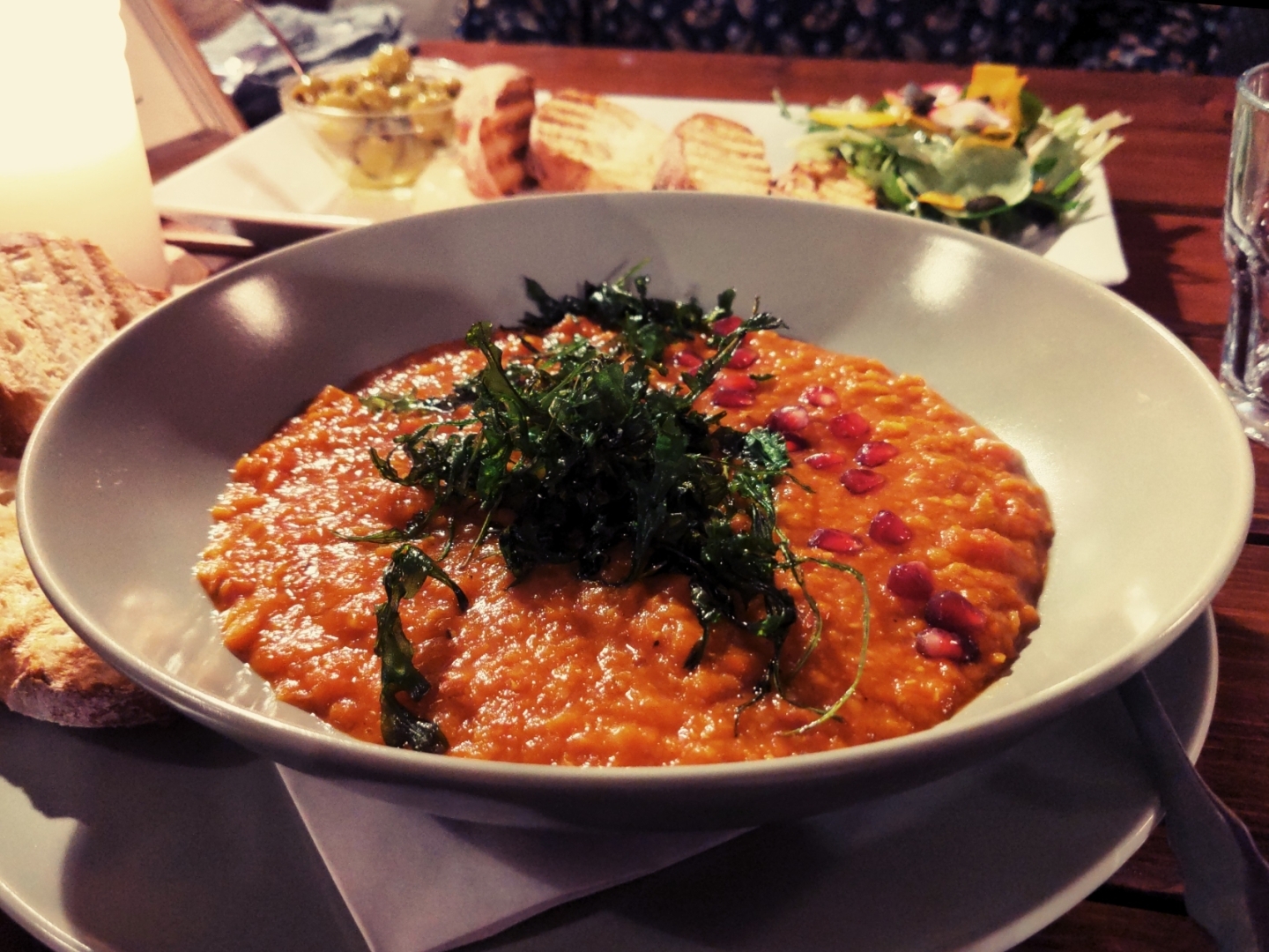 Türkisches Linsensüppchen mit Grünkohlchips und Granatapfelkernen, dazu Röstbrot 