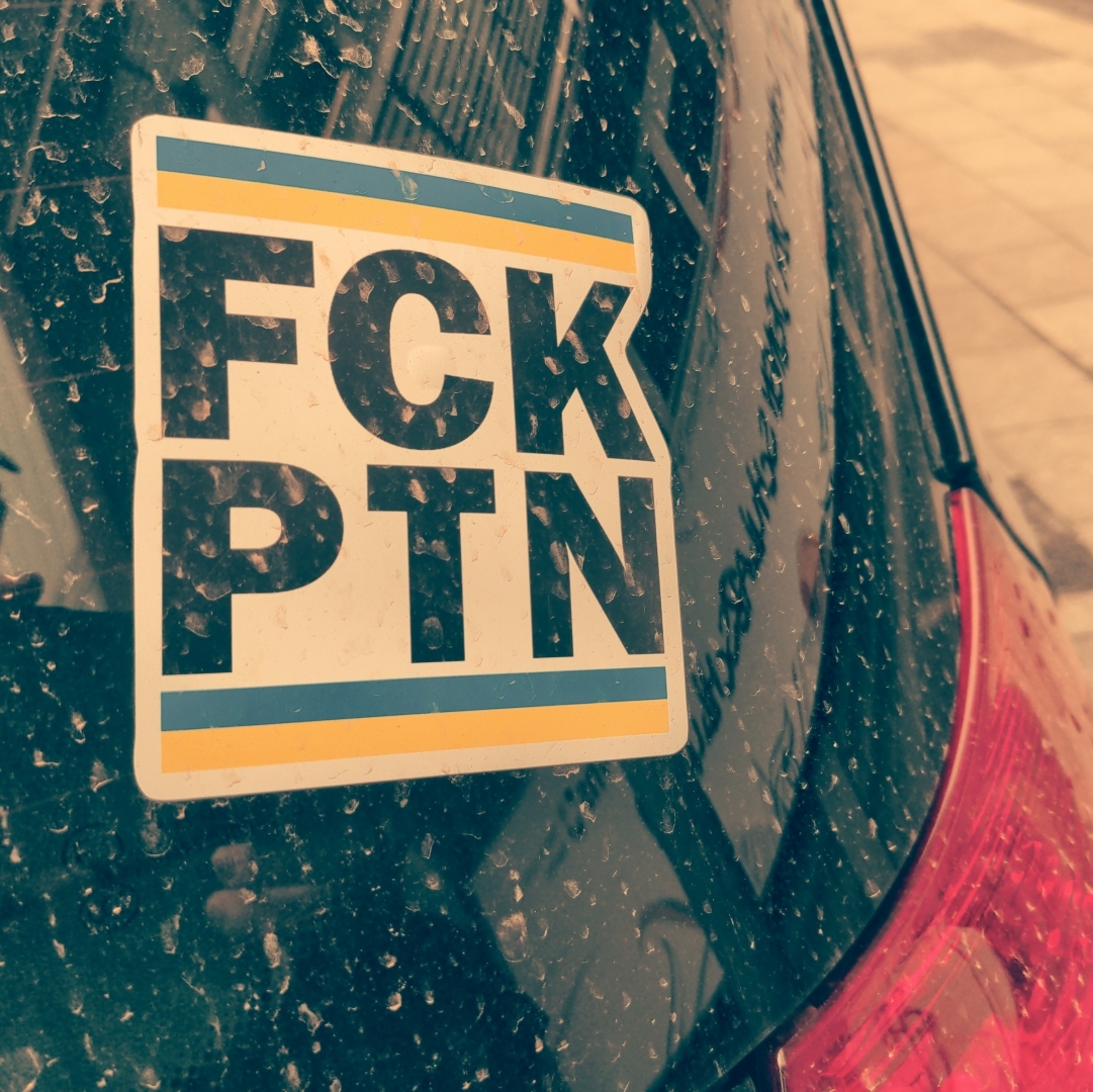 Aufkleber auf einem Auto.
"FCK PTN*